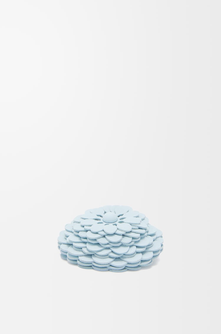 LOEWE Flor en piel de ternera con tachuelas Azul Cristal