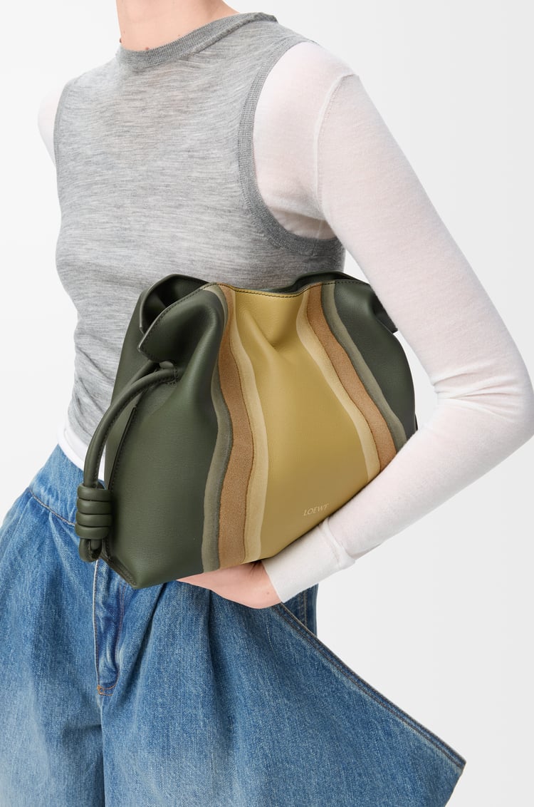 LOEWE フラメンコクラッチ（ナパカーフ） ボトルグリーン/オークル