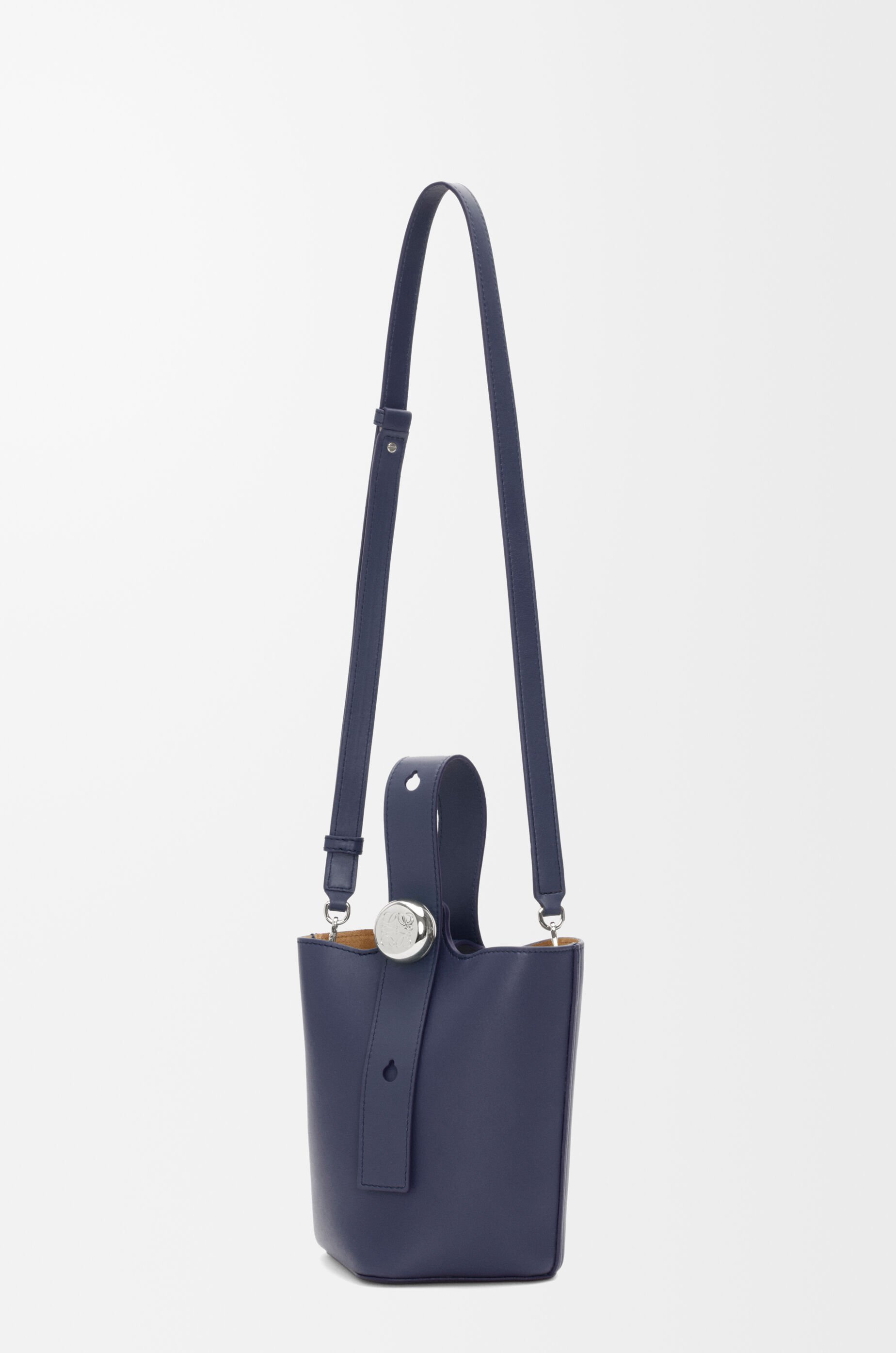 【送料無料（一部地域を除く）】 ミニ（スムースカーフ） バケットバッグ ペブル ブルー LOEWE - バッグ
