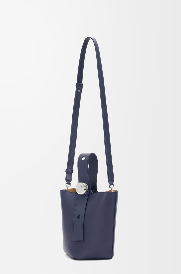 LOEWE Bolso Pebble Bucket mini en piel de ternera Azul Abismo