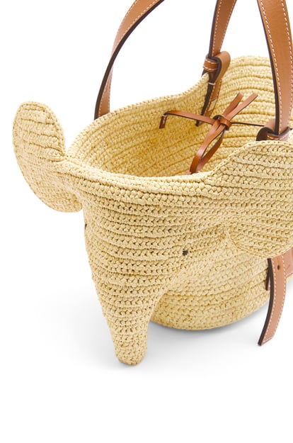 LOEWE Small Elephant Basket bag in raffia and calfskin 自然色/棕褐色 plp_rd