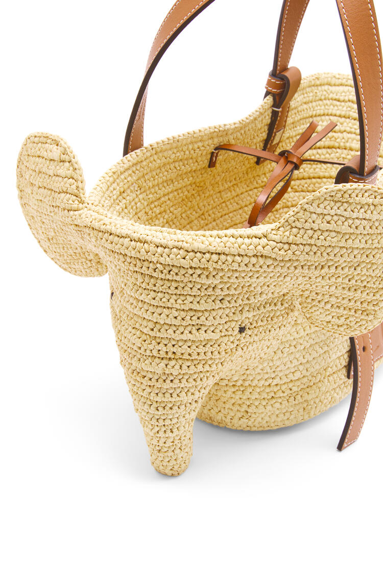 LOEWE Small Elephant Basket bag in raffia and calfskin Natural/Tan pdp_rd