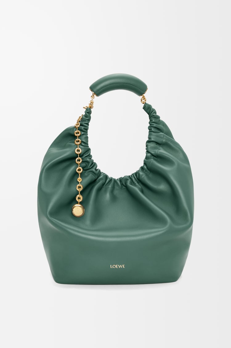 LOEWE Bolso Squeeze mediano en piel napa de cordero Vetiver