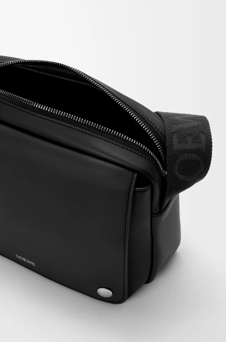 LOEWE Bolso Pebble messenger mediano en piel de ternera Negro