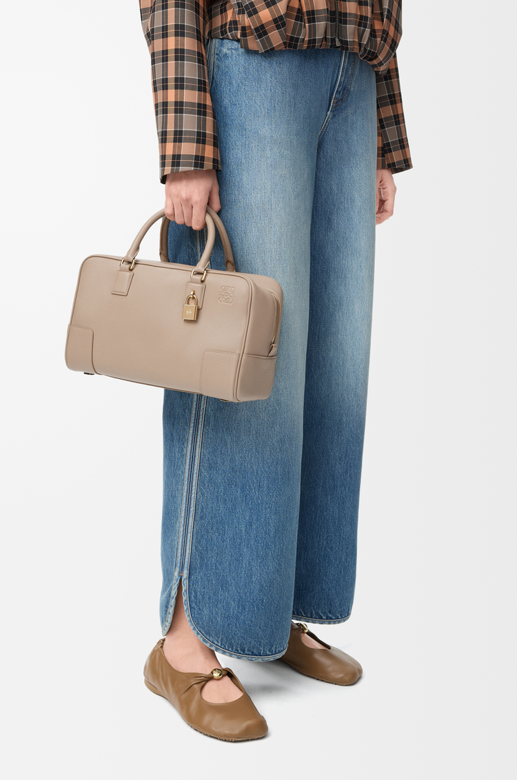 LOEWE Amazona 28 Tasche aus weich gekörntem Kalbsleder Sandfarben