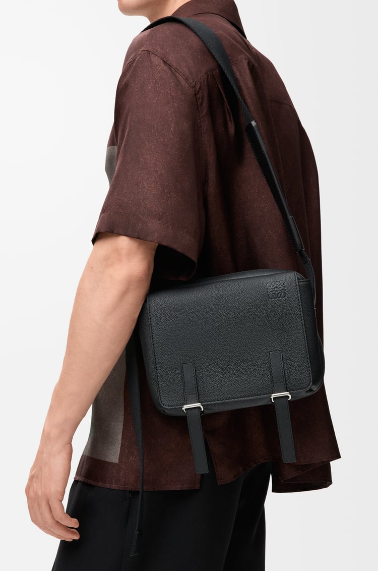 LOEWE 超小型柔軟粒面小牛皮 Military 郵差包 黑色