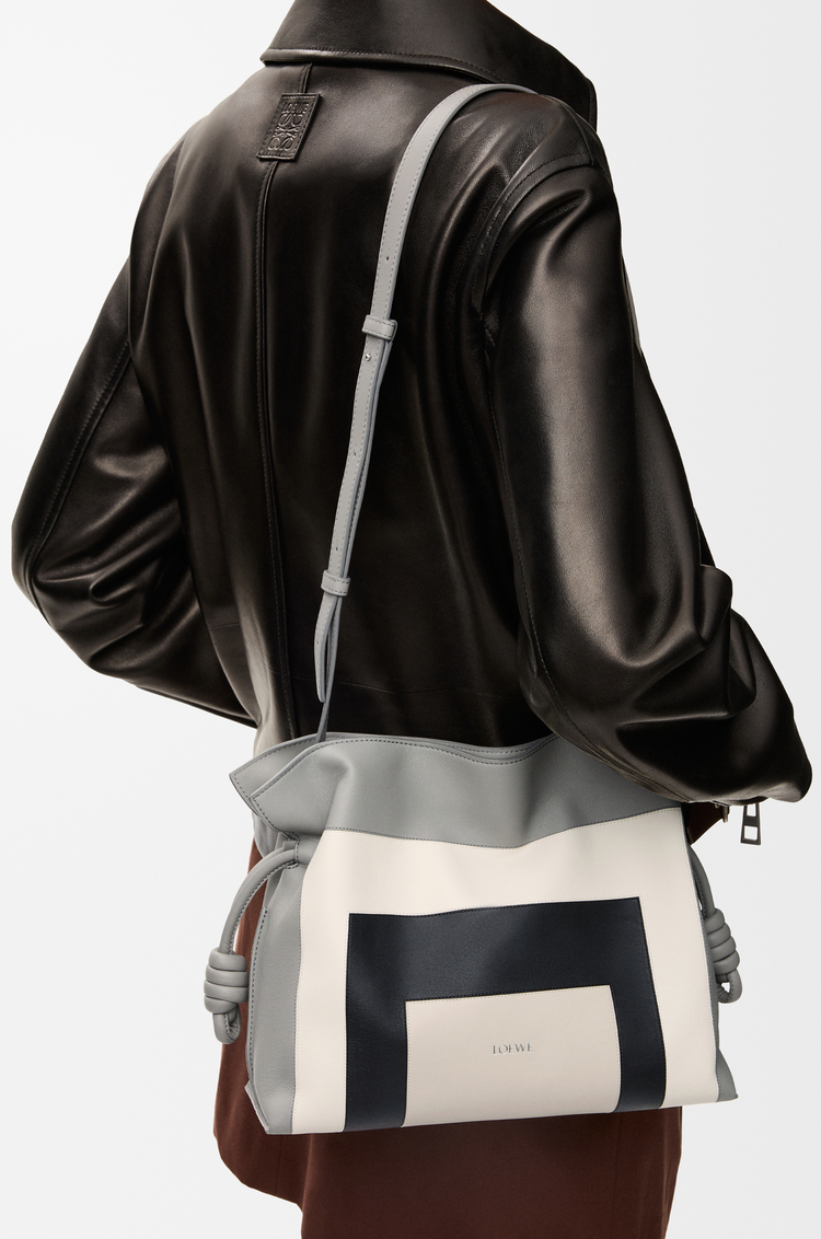 LOEWE Mittelgroße Flamenco Clutch aus Nappa-Kalbsleder Grau/Light Ghost