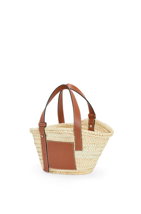LOEWE Bolso tipo cesta pequeño en hoja de palma y piel de ternera Natural/Bronceado plp_rd