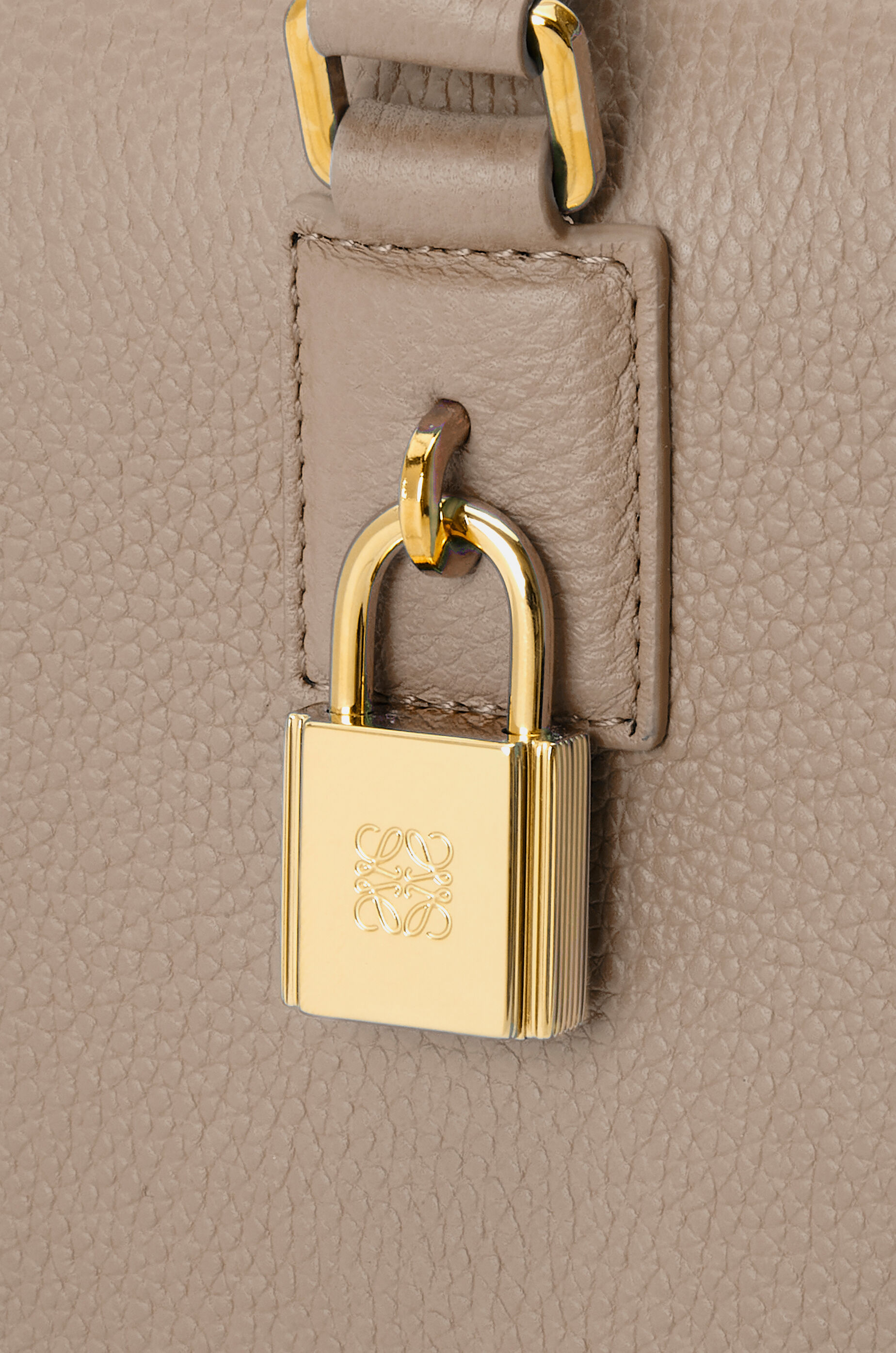 アマソナ28 バッグ（ソフトグレインカーフ） ベージュ - LOEWE