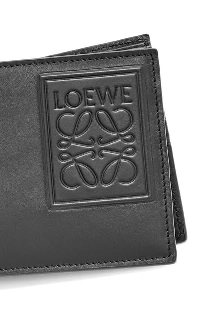 LOEWE Bifold wallet in satin calfskin 黑色 plp_rd