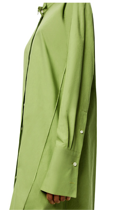 LOEWE Vestido camisero plisado en algodón Verde Bean plp_rd