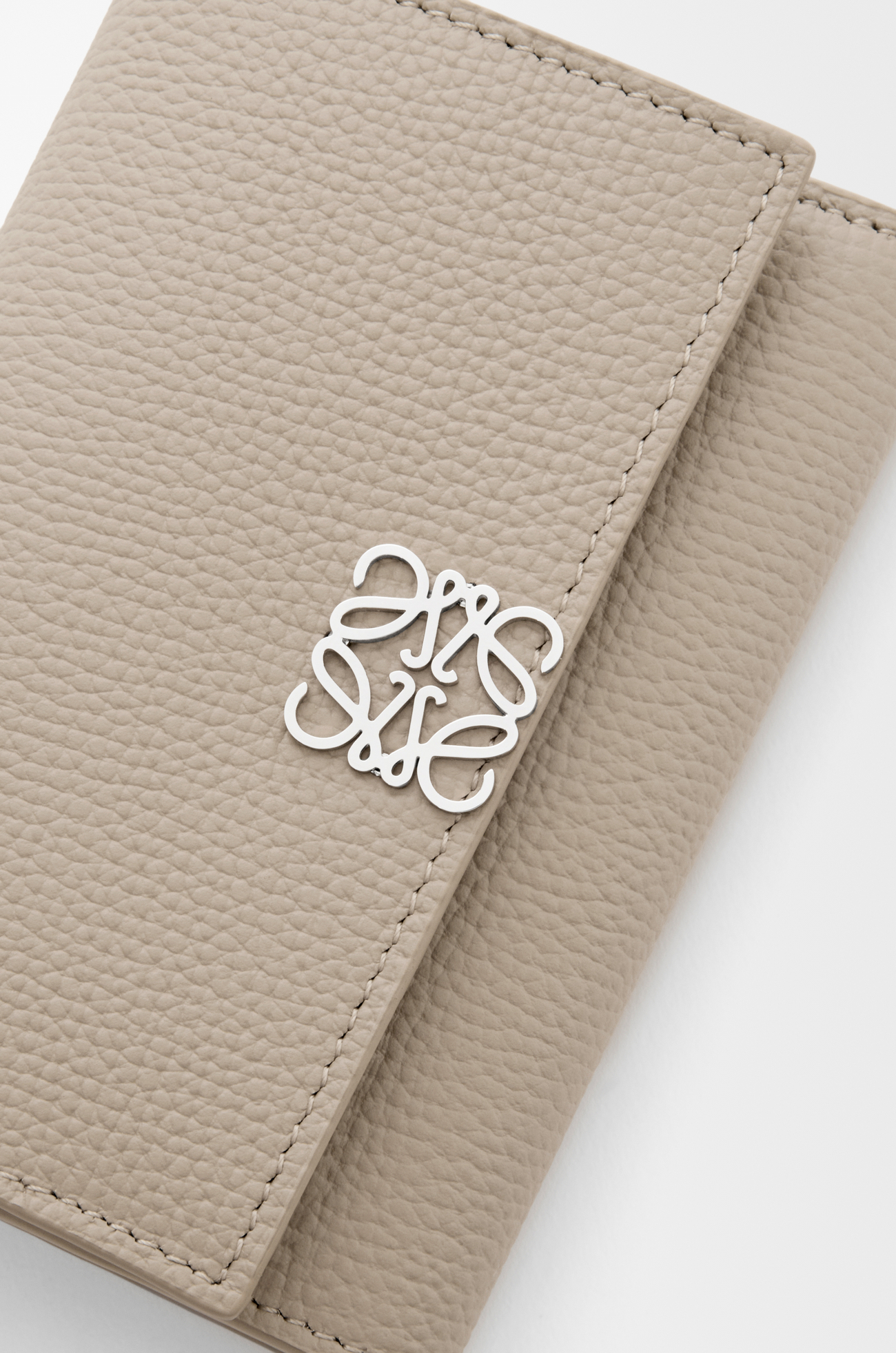 LOEWE Cartera vertical pequeña Anagram en piel de ternera Arcilla