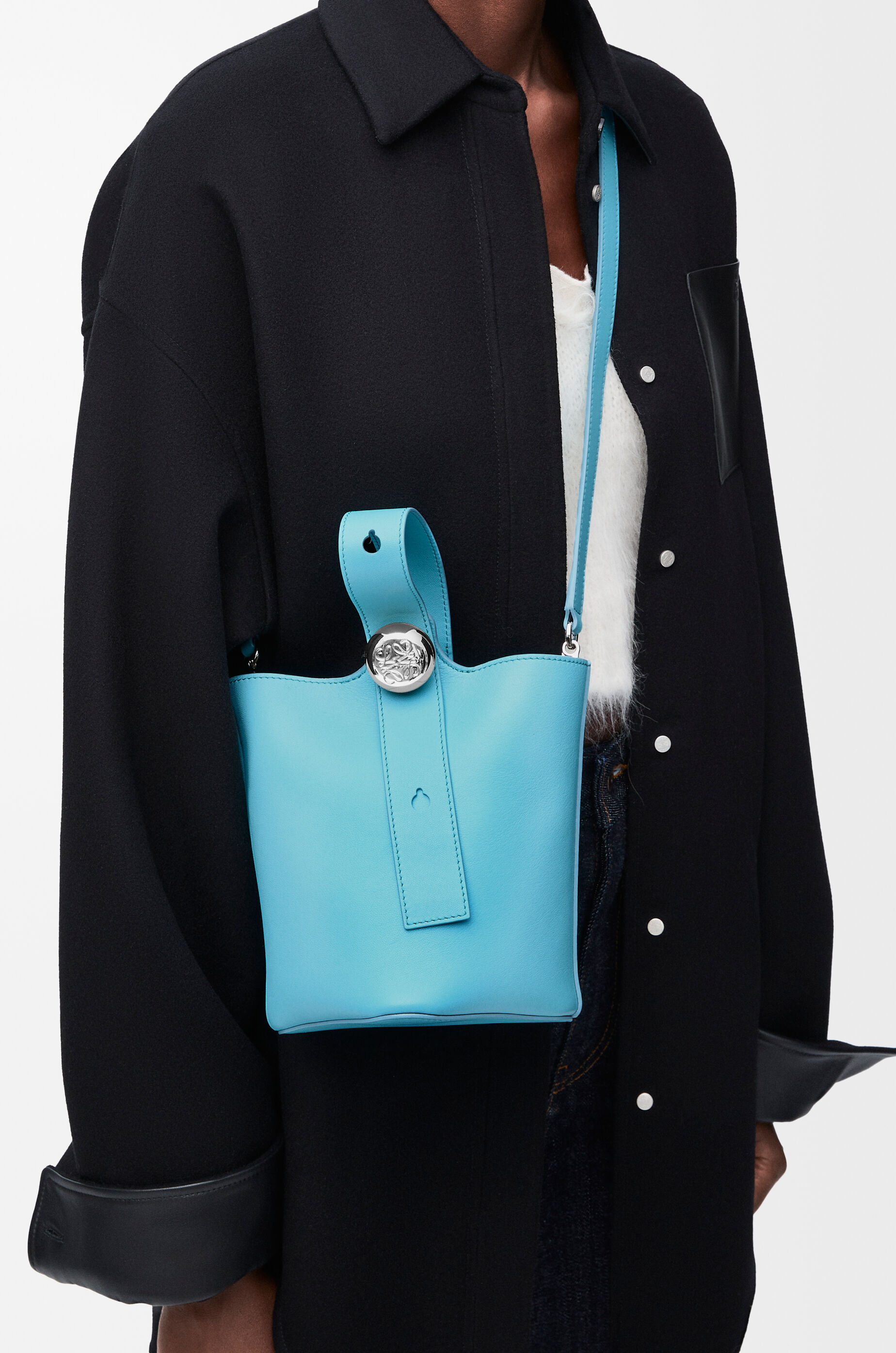 ペブル バケットバッグ ミニ（スムースカーフ） ブルー - LOEWE