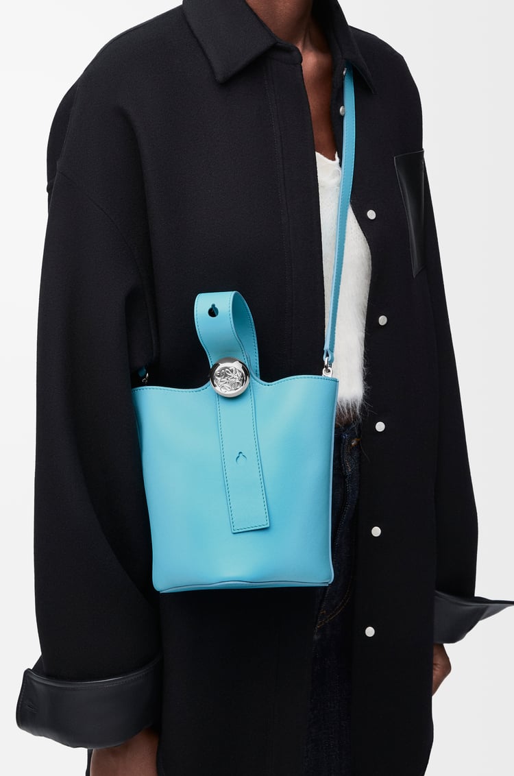 LOEWE 迷你平滑小牛皮 Pebble 水桶包 天空藍