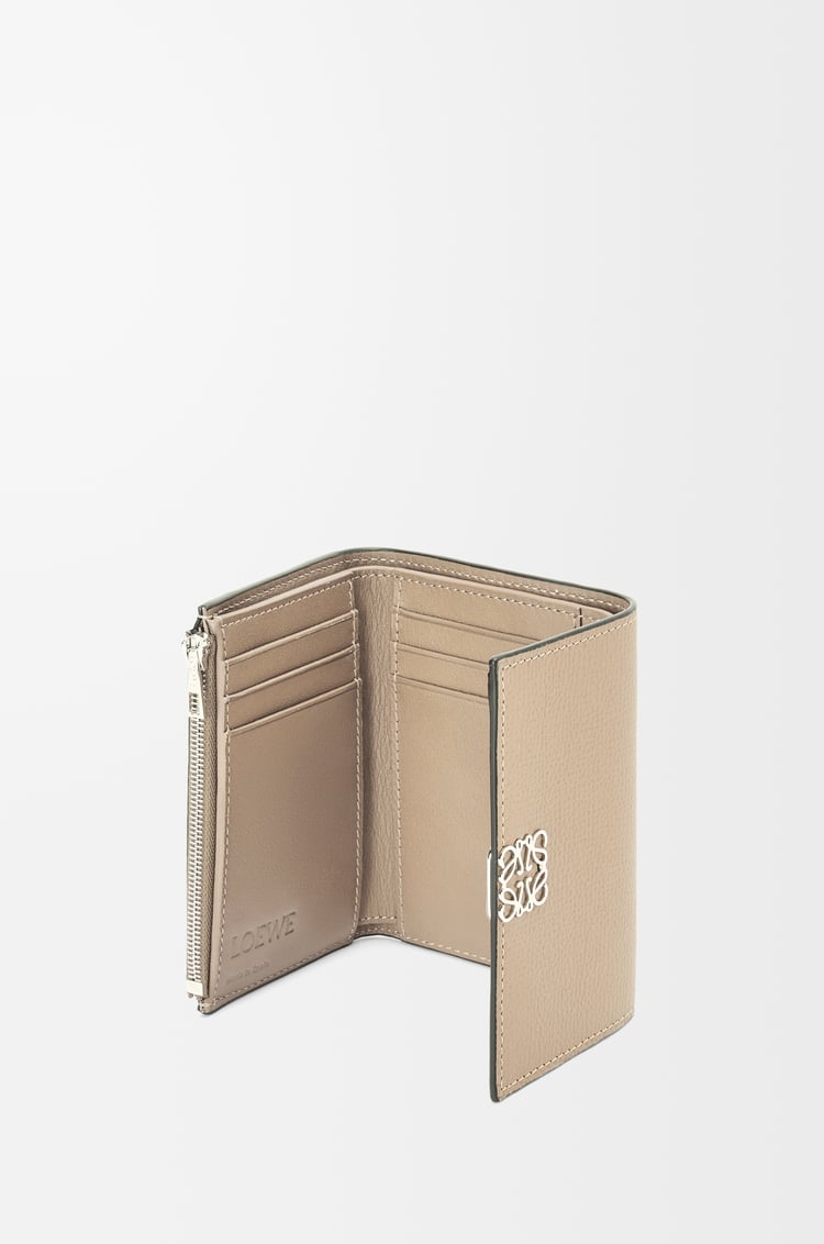 LOEWE 小型鵝卵石紋小牛皮 Anagram 直式錢包 沙色