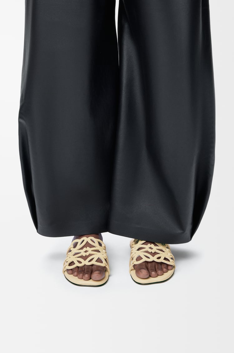 LOEWE Mules Petal Anagram en cuir velours à strass Beurre