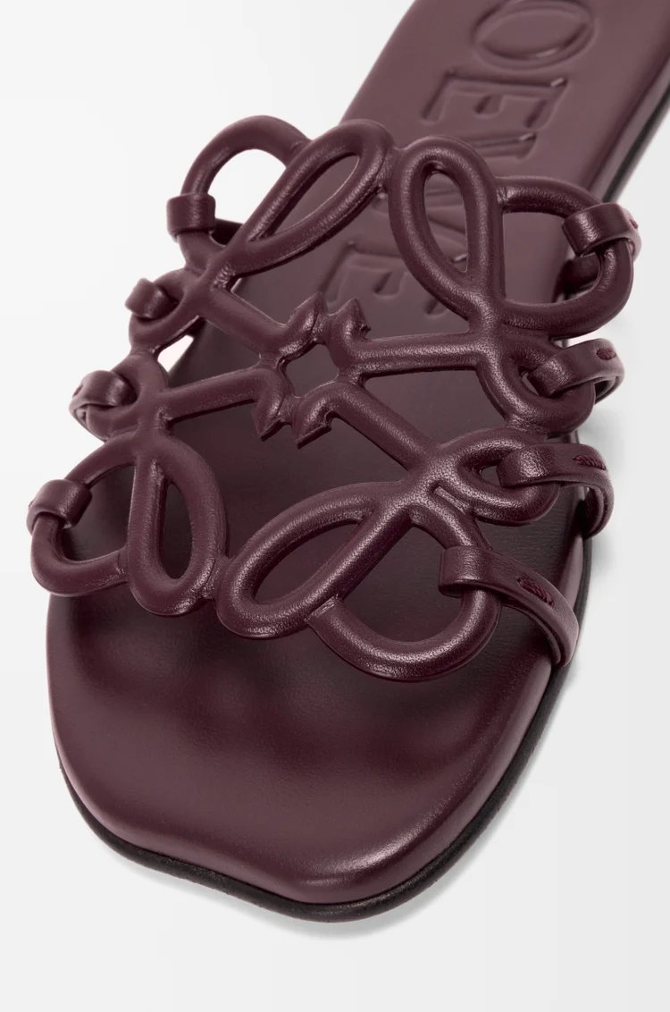 LOEWE Mules Petal Anagram en cuir de veau souple Bordeaux Foncé