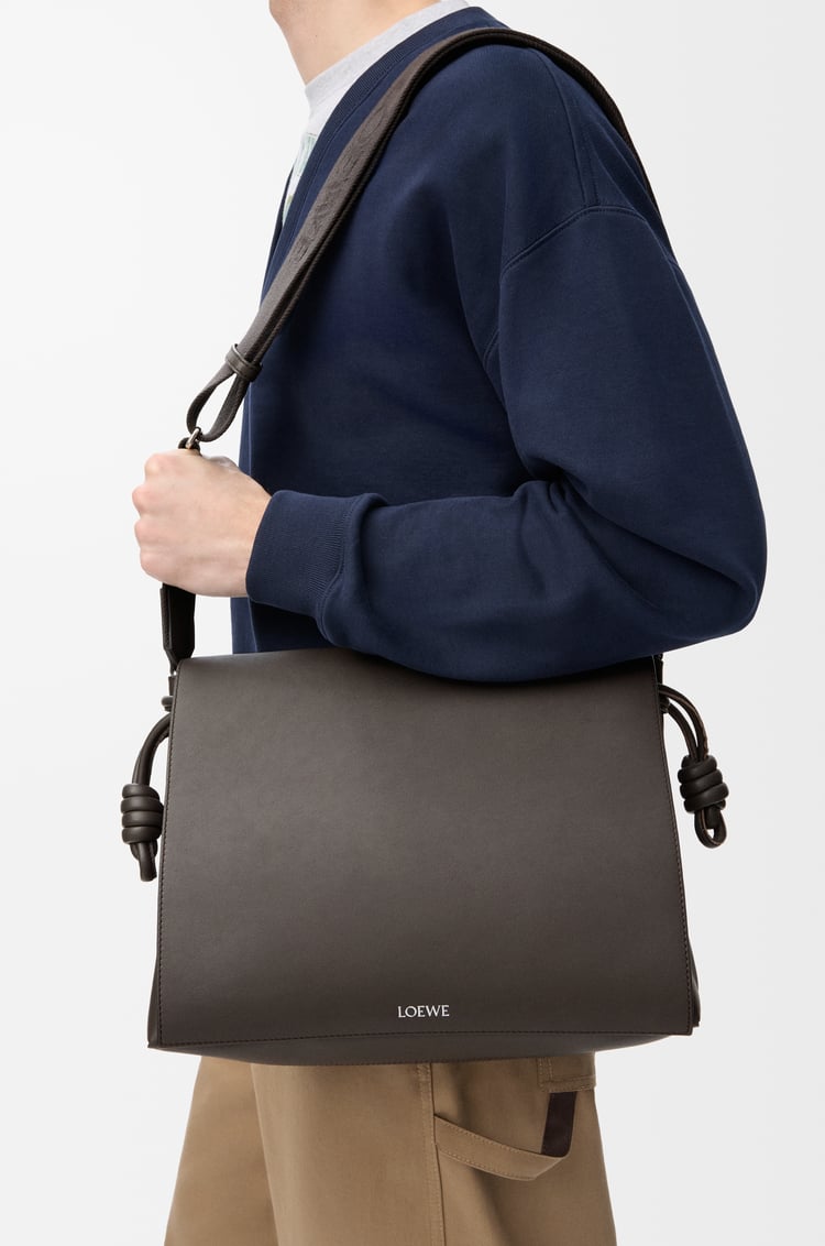 LOEWE 亮面小牛皮 Flamenco 包款 深灰色