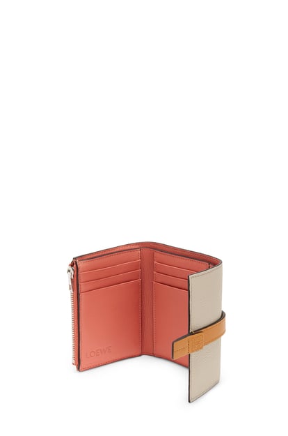LOEWE Small vertical wallet in soft grained calfskin 淺燕麥色/蜂蜜色 plp_rd