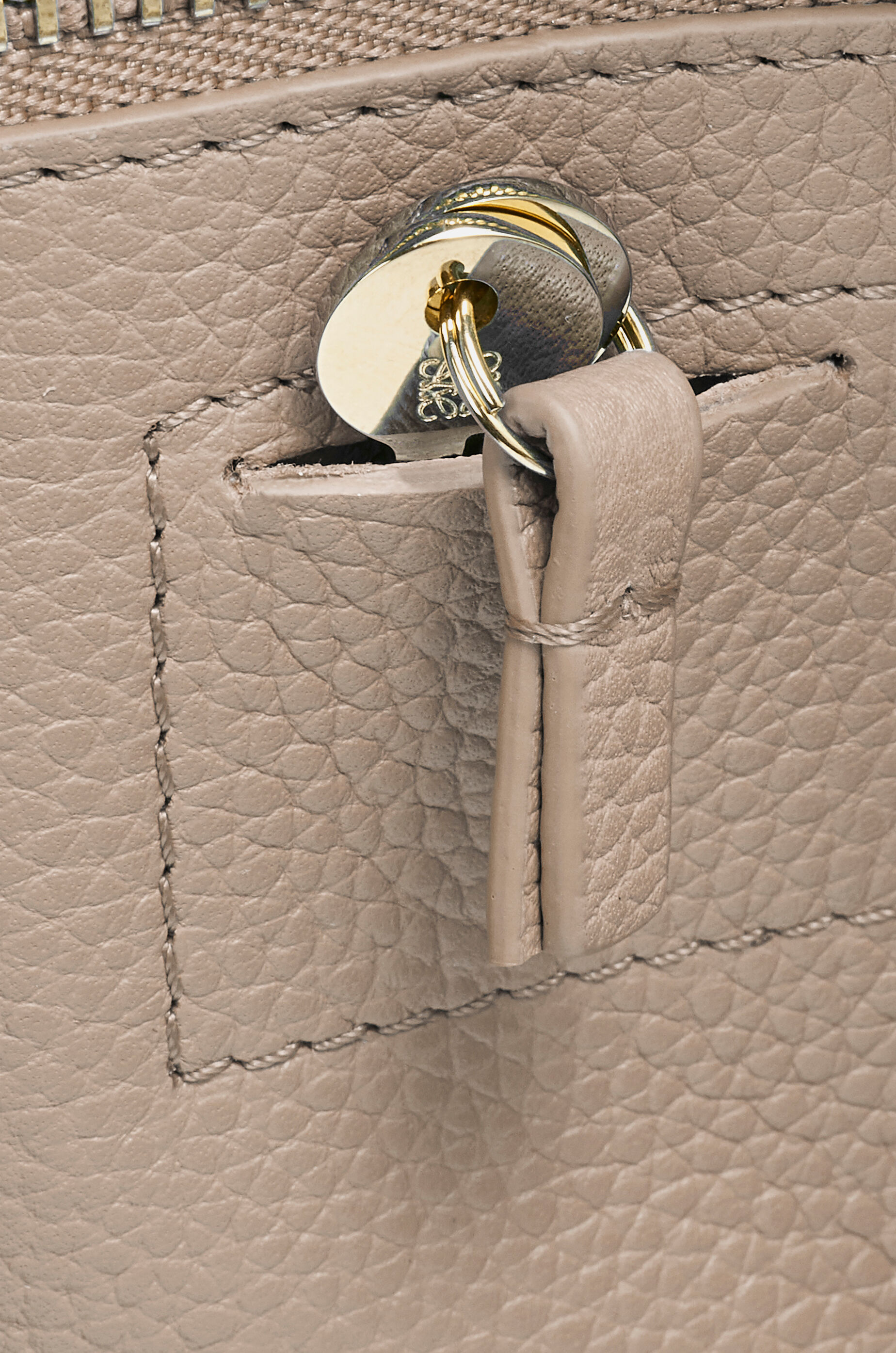 アマソナ23 バッグ（ソフトグレインカーフ） ベージュ - LOEWE