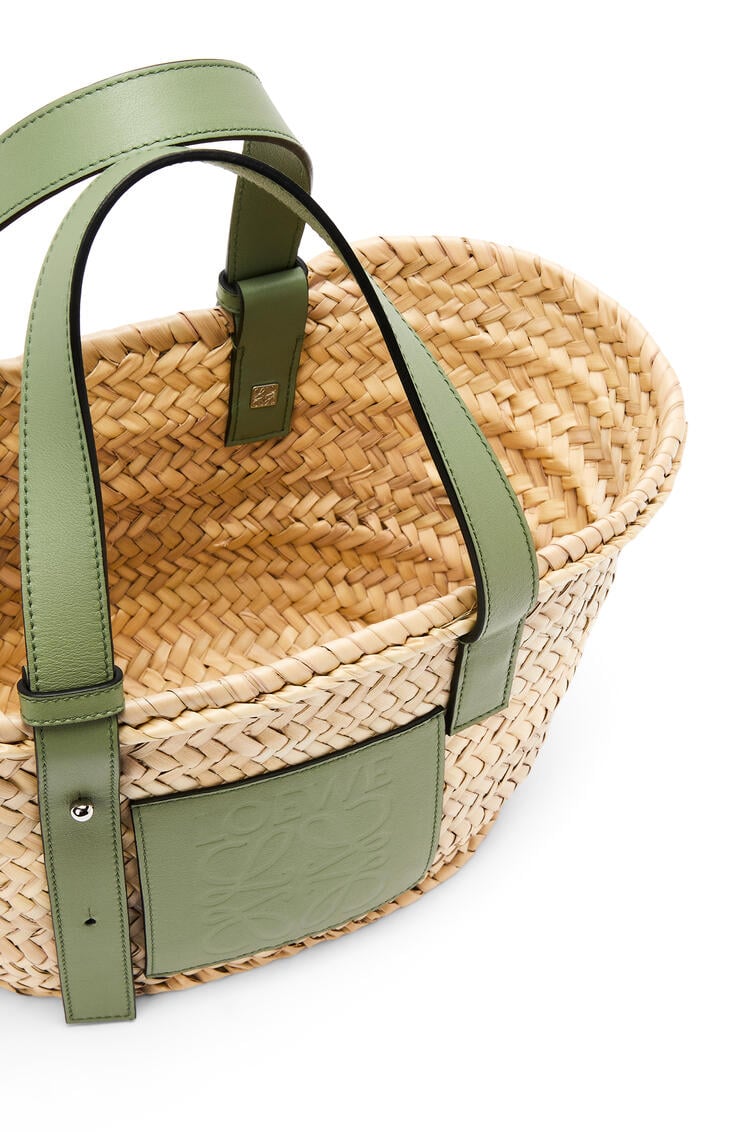 LOEWE Bolso tipo cesta pequeña en hoja de palma y piel de ternera Natural/Romero