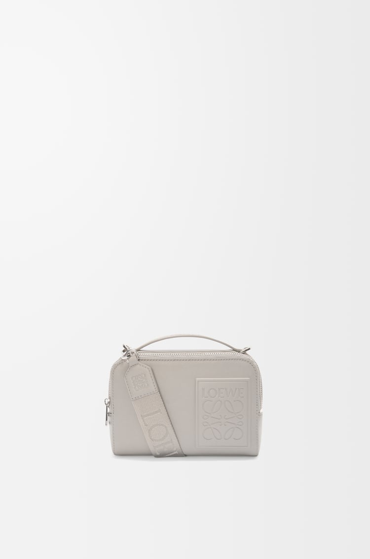 LOEWE 迷你缎面牛皮革相机斜挎包 银灰色