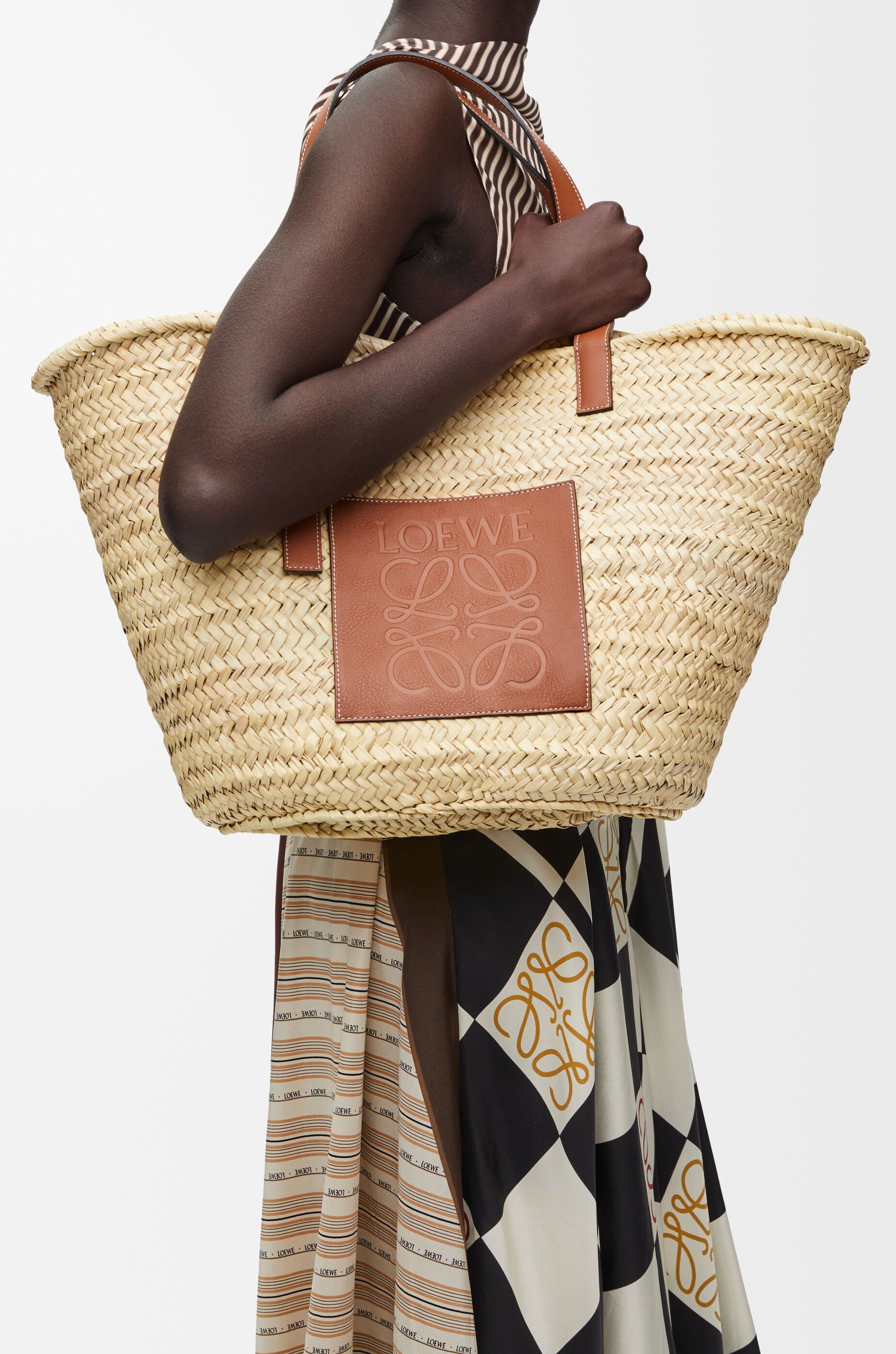 Large Basket bag in palm leaf and calfskin Beige - LOEWE