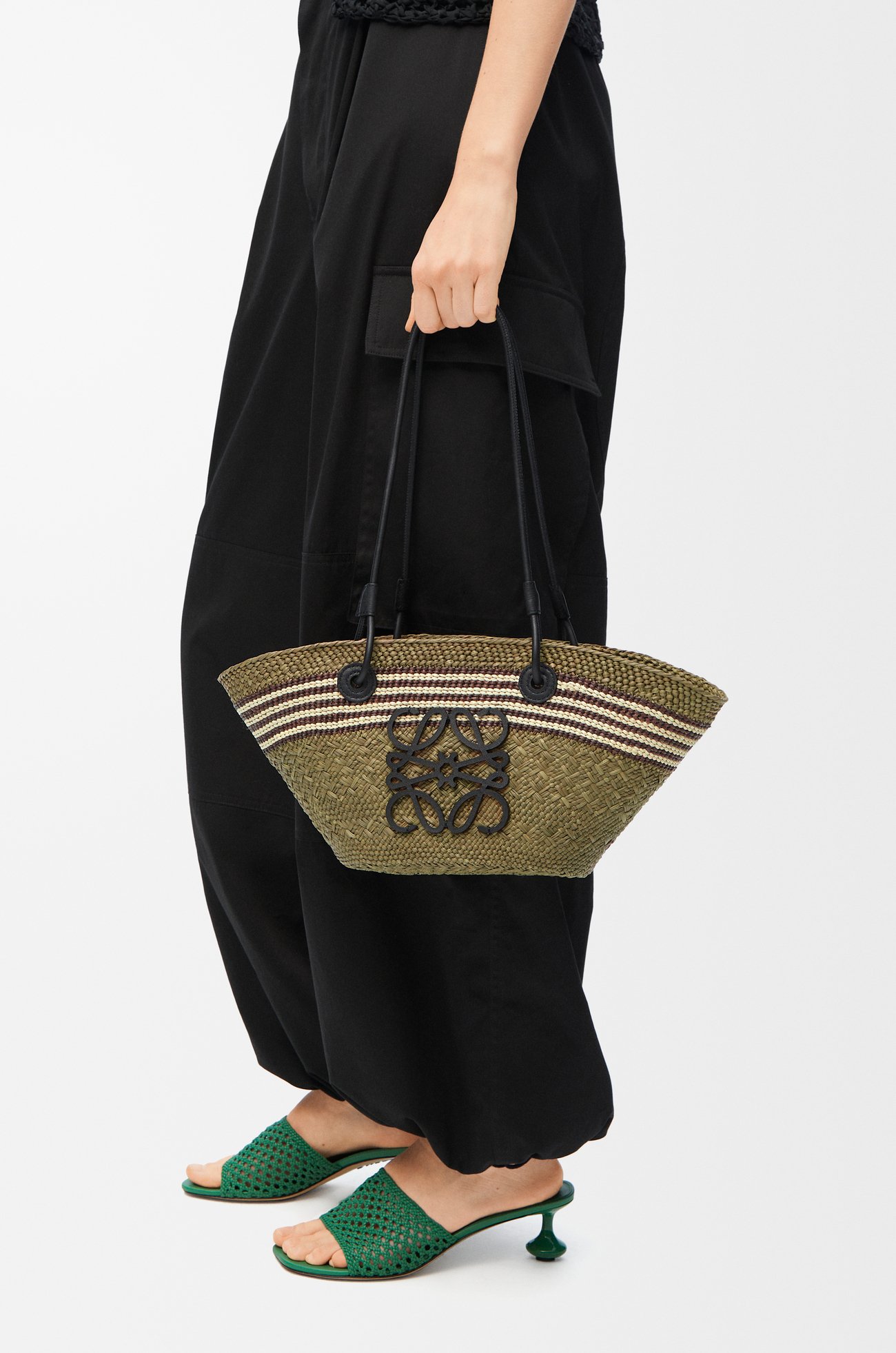 LOEWE Small Anagram Basket in iraca palm and calfskin Dark Khaki/Black