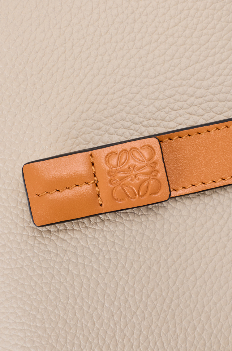 LOEWE Cartera compacta con cremallera en suave piel de ternera graneada Avena Claro/Miel