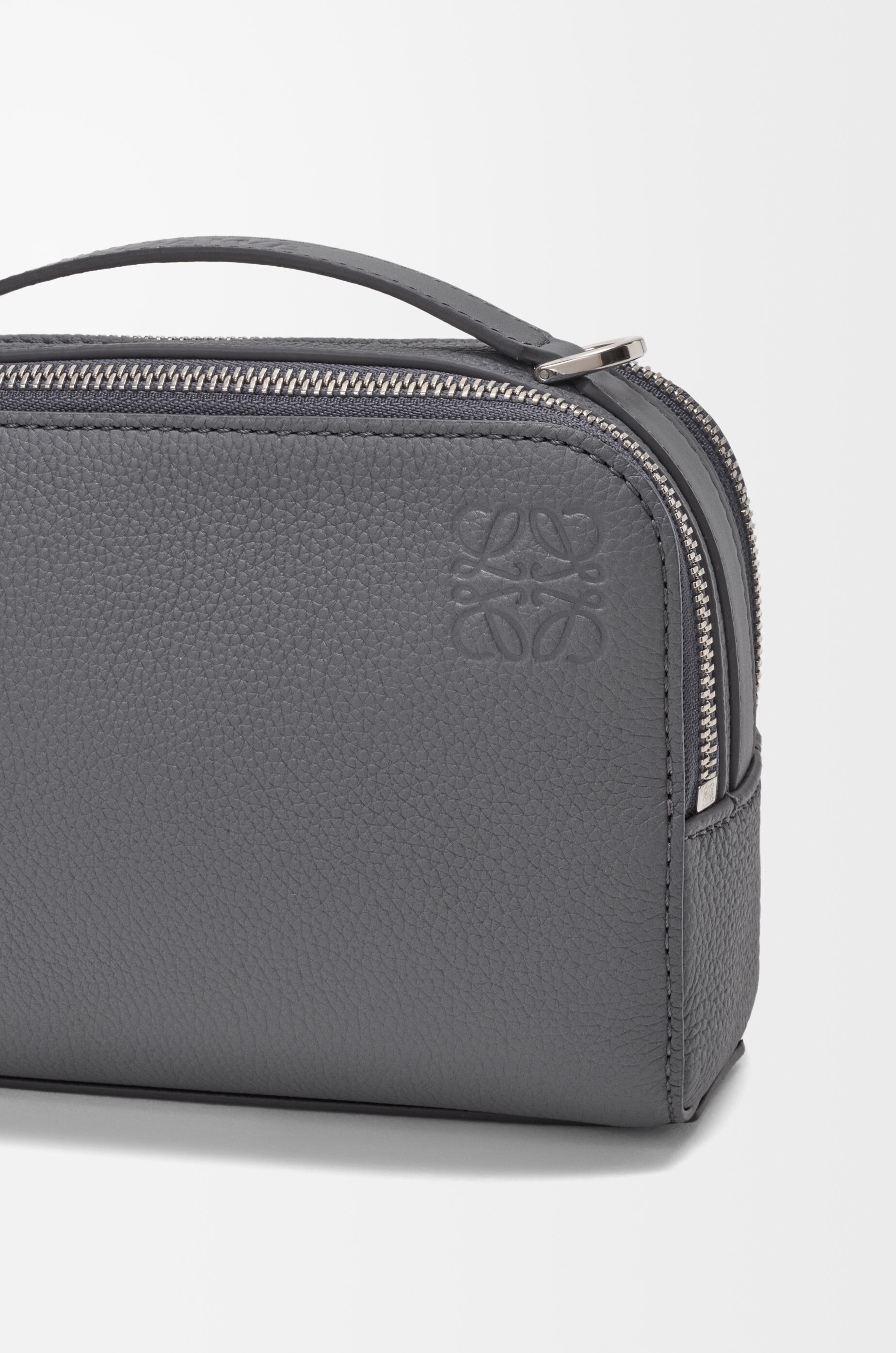 LOEWE ロエベ　クロスボディ カメラバッグ ミニ（ソフトグレインカーフ） クロスボディ カメラバッグ ミニ（ソフトグレインカーフ） グレー