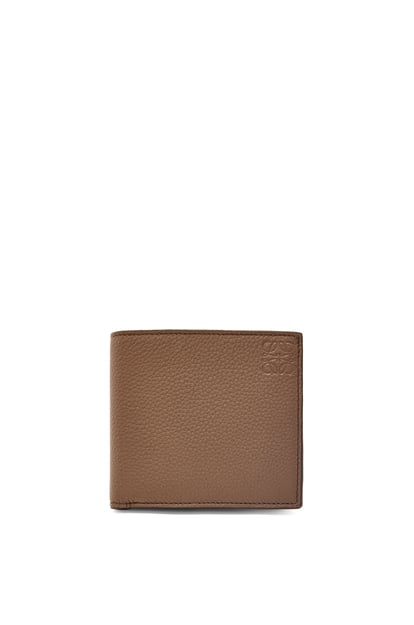 LOEWE Bifold wallet in soft grained calfskin 冬季棕 plp_rd