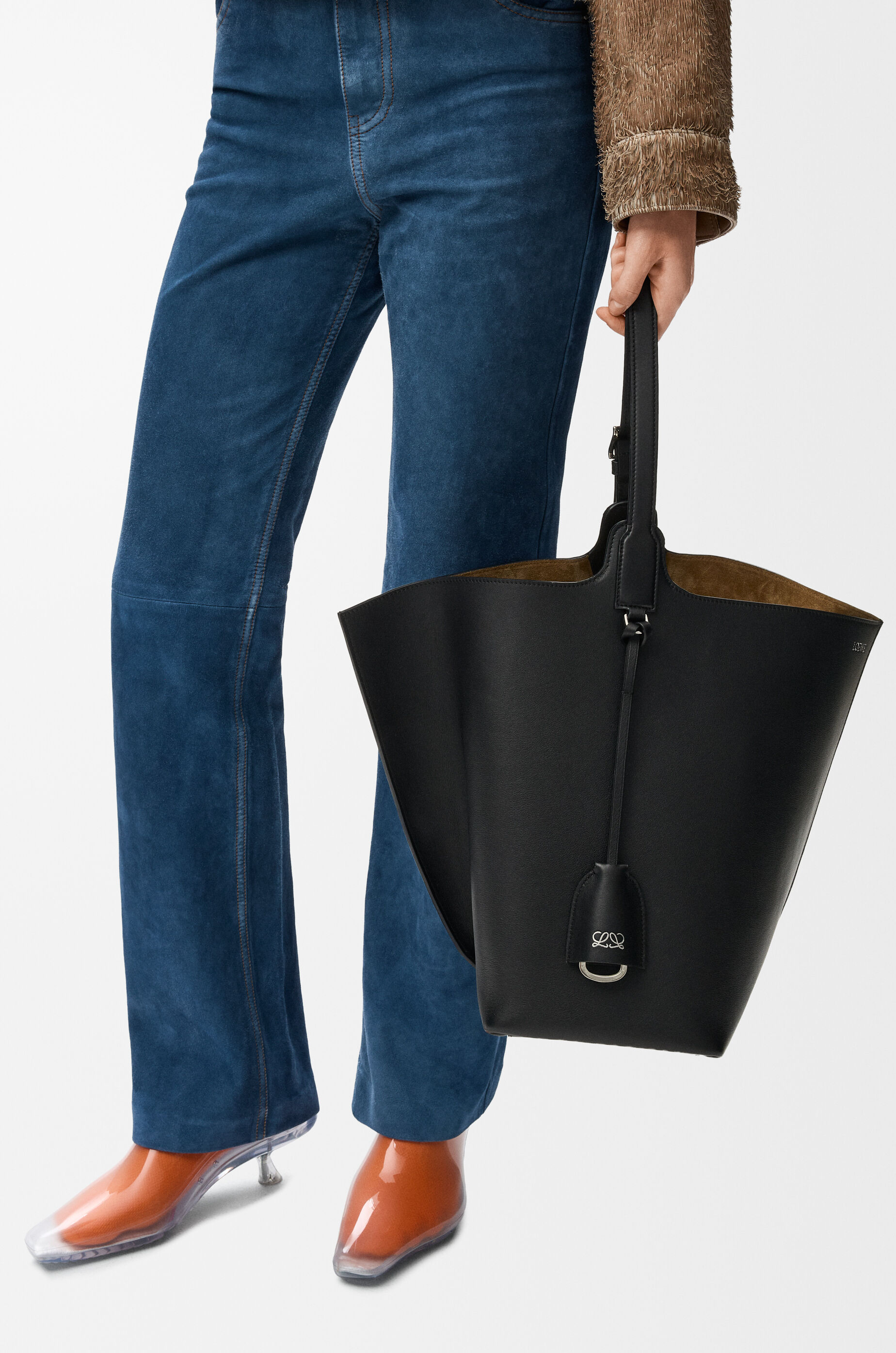 Large Bilbao bucket in smooth calfskin Black - LOEWE USA Official Large Bilbao bucket in smooth calfskin Black - LOEWE USA Official