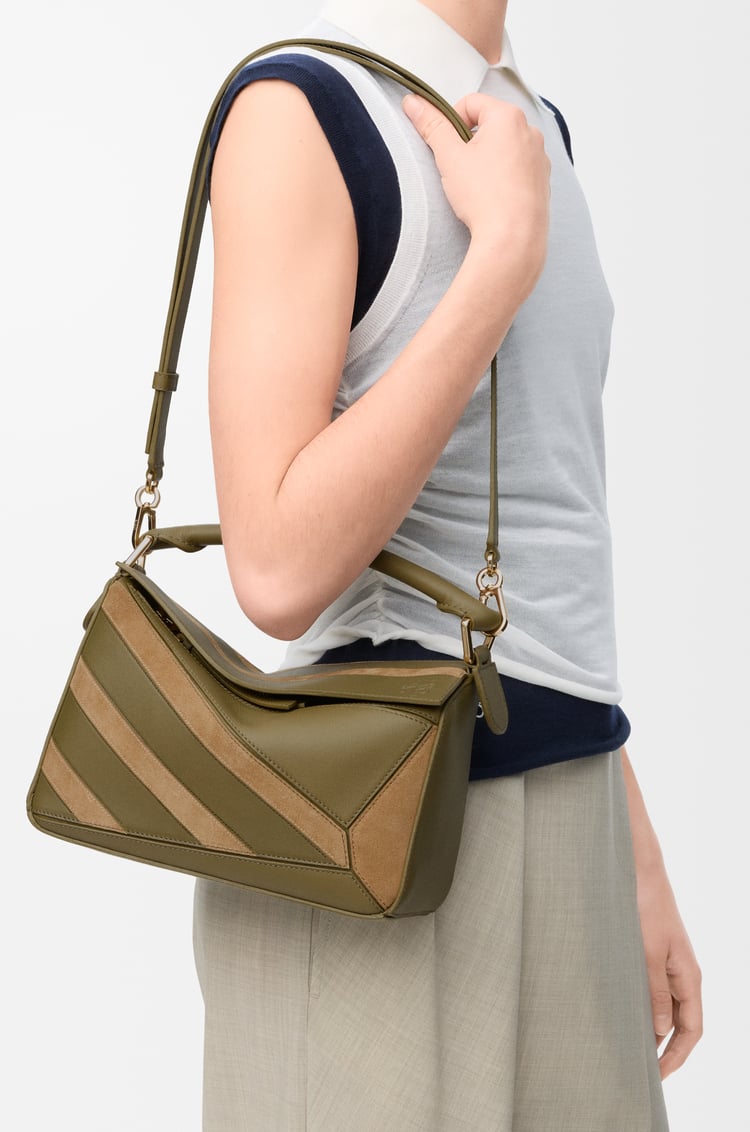 LOEWE Bolso Puzzle pequeño en piel de ternera y ante Oliva/Dorado