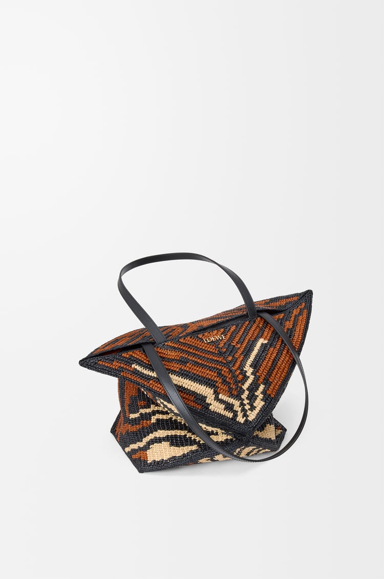 LOEWE Bolso Puzzle Fold tote mediano en rafia y piel de ternera Negro/Dorado Miel