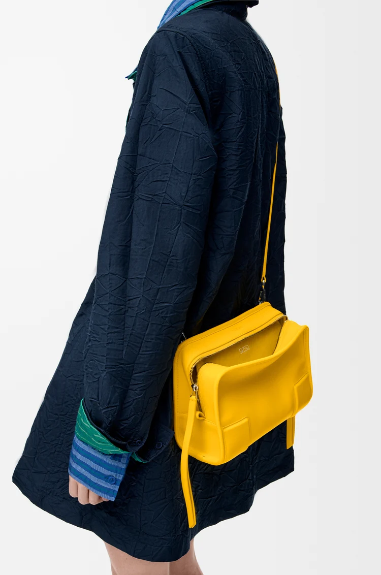 LOEWE Bolso Amazona 180 pequeño en piel de ternera suave Amarillo Margarita