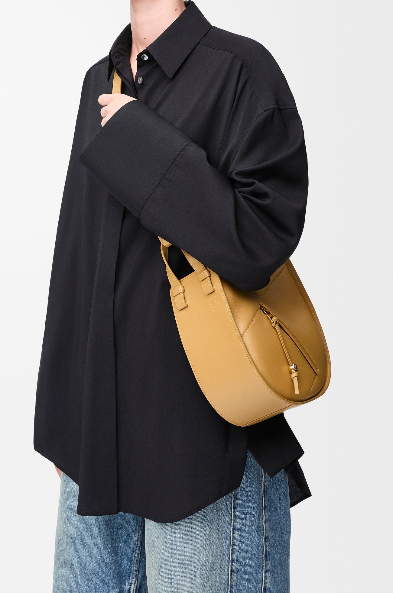 LOEWE Bolso Hammock Slice en piel de ternera Sáhara plp_rd