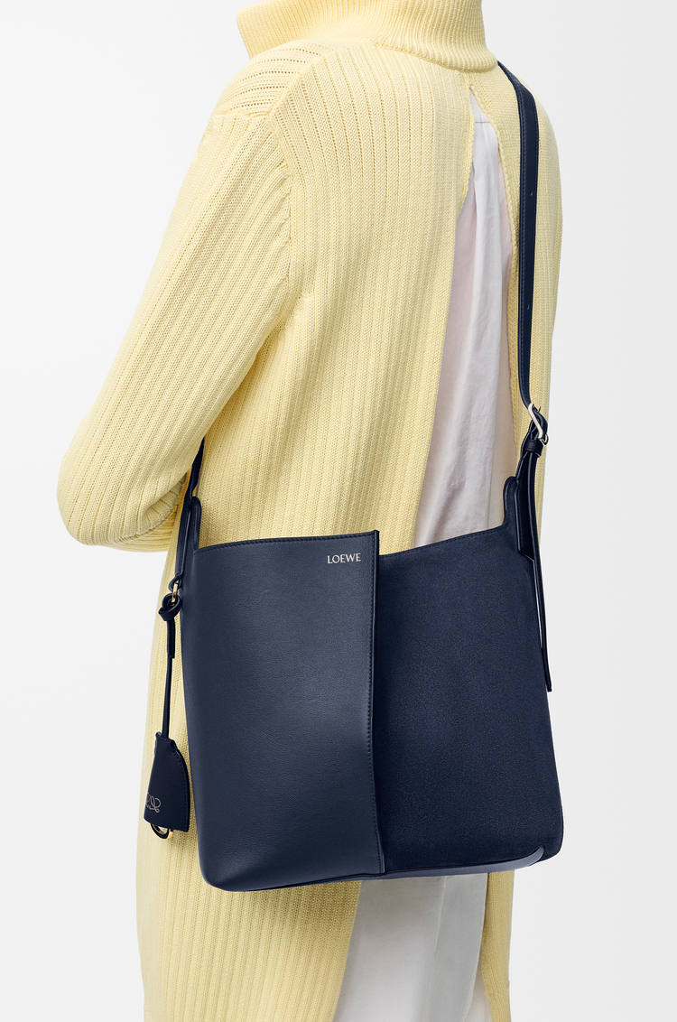 LOEWE Mittlere Bilbao Bucket aus weichem Kalbsleder und Wildleder Dunkles Marineblau