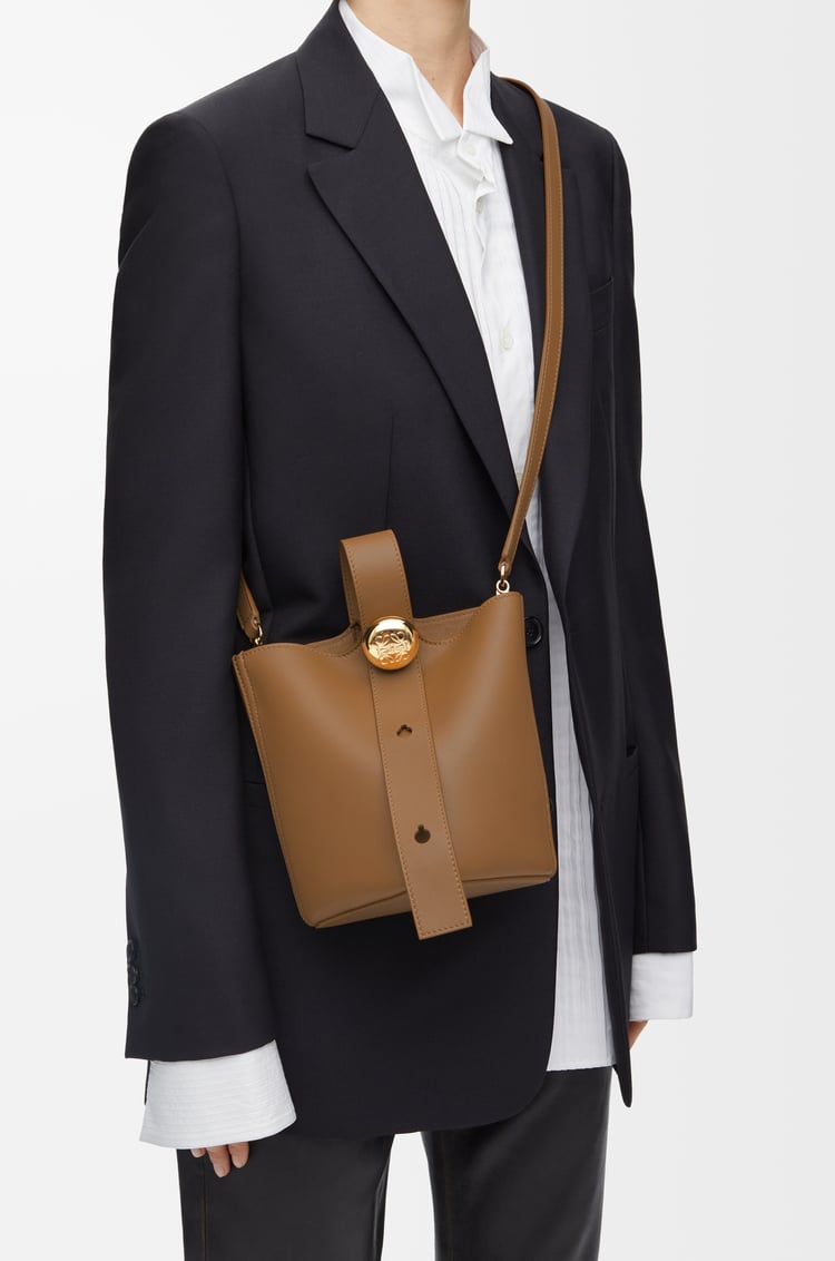 LOEWE Mini Pebble bucket in smooth calfskin Oak