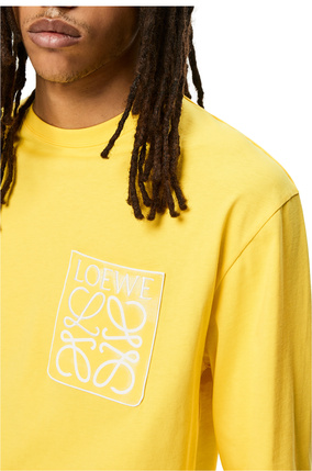 LOEWE Camiseta de manga larga en algodón con bolsillo falso y anagrama Amarillo plp_rd