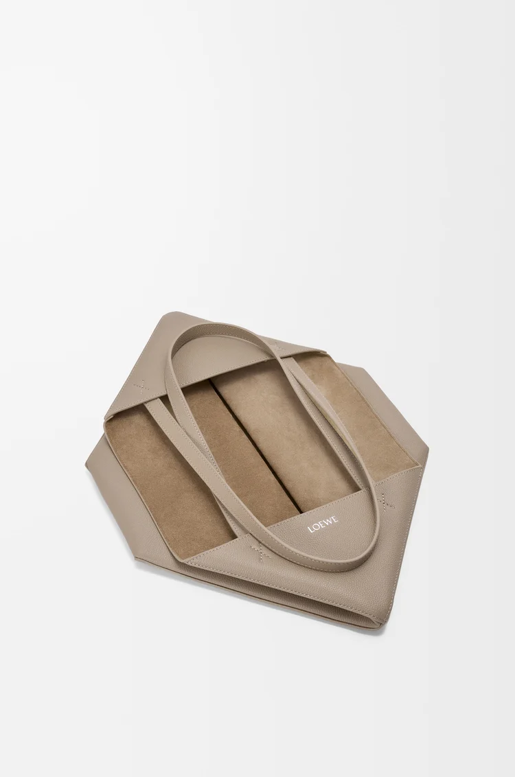 LOEWE Bolso Puzzle Fold tote horizontal mediano en piel de ternera graneada Arcilla