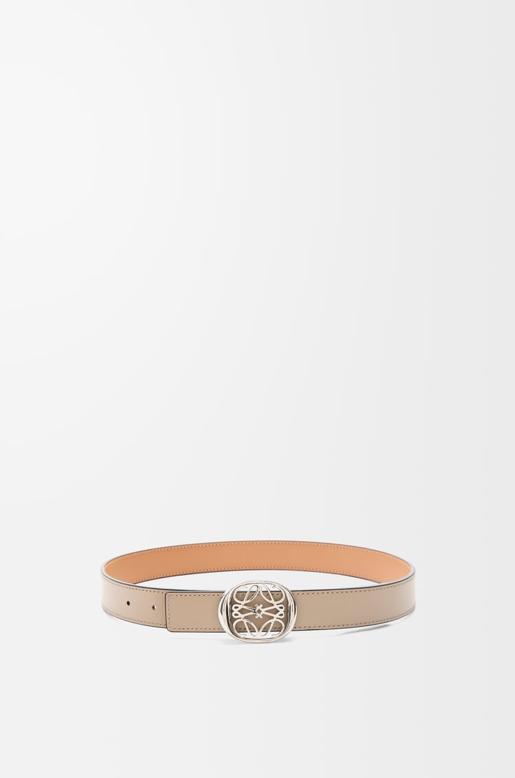 LOEWE Cinturón reversible Anagram Ellipse en piel de ternera Desierto Cálido/Arena/Paladio