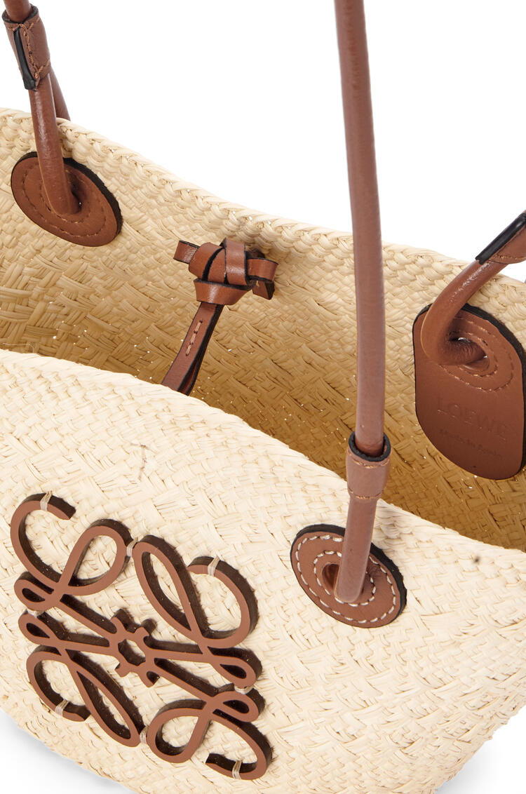 LOEWE 迷你伊拉卡棕榈纤维和牛皮革 Anagram Basket 手袋 原色/棕褐色 pdp_rd