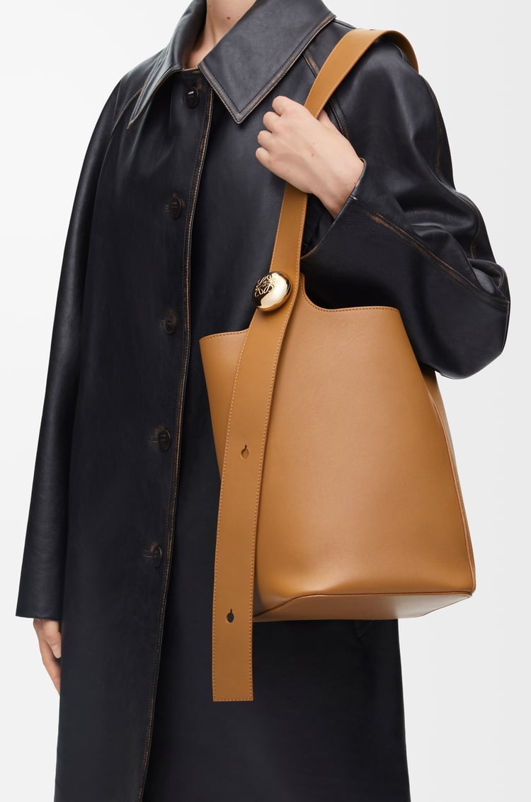 LOEWE Medium Pebble bucket in smooth calfskin Oak