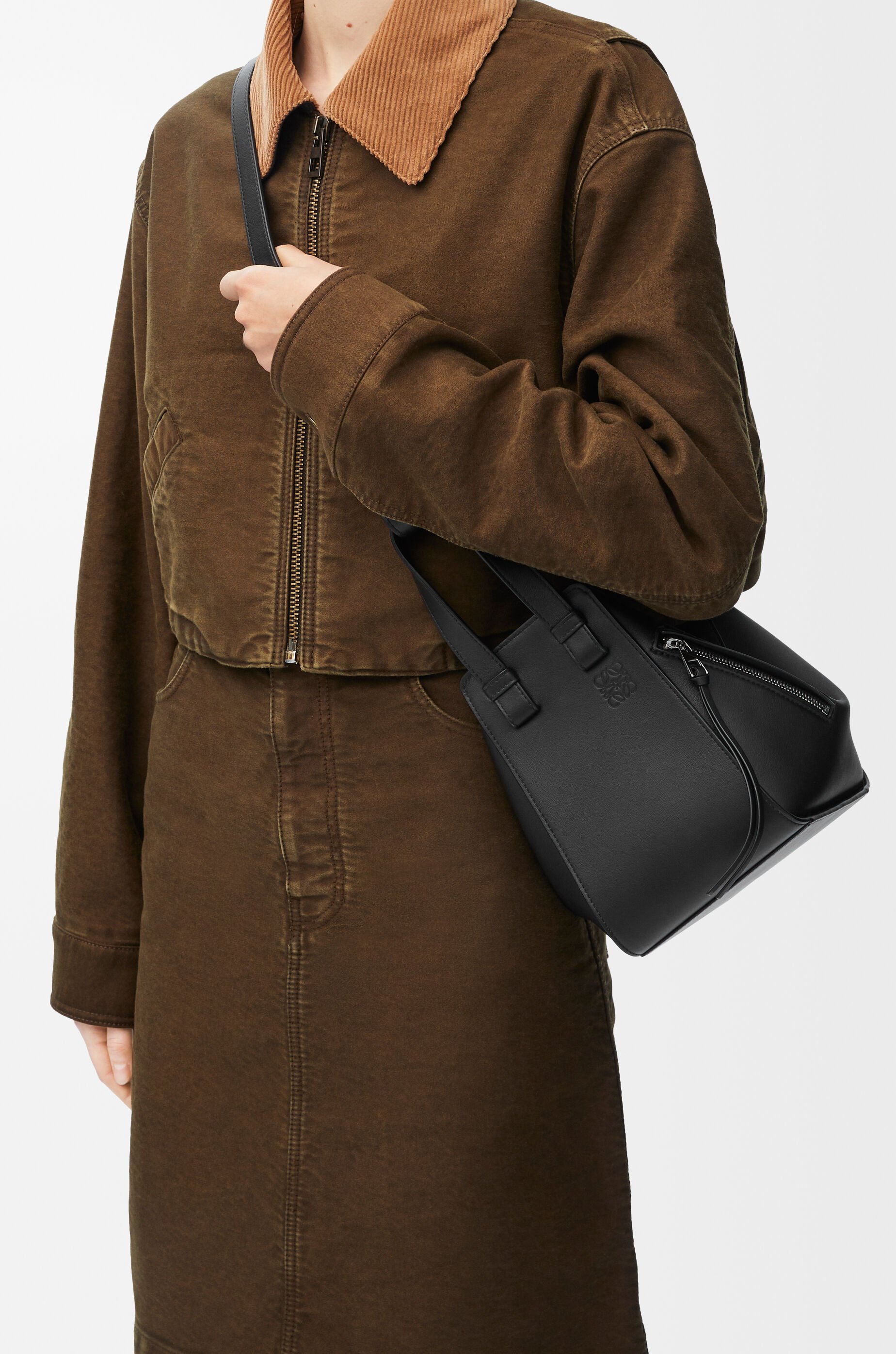 ハンモックバッグ コンパクト（クラシックカーフ） ブラック - LOEWE