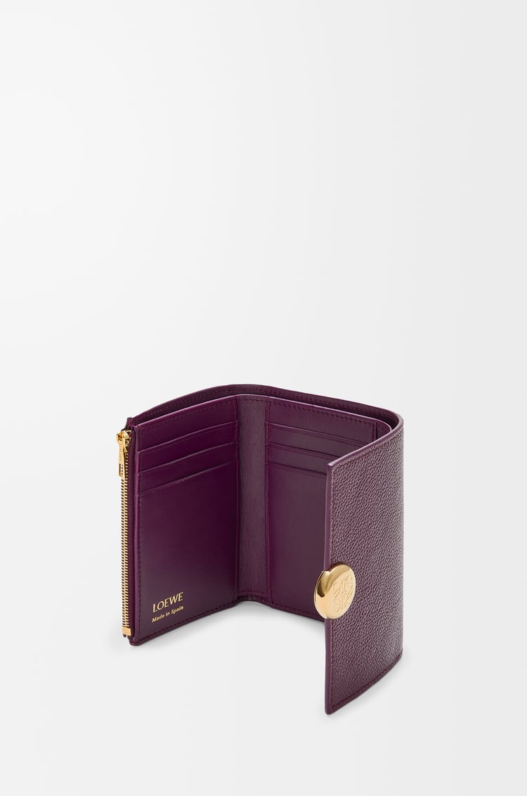 LOEWE 페블 스몰 버티컬 지갑 - 페블 그레인 카프스킨 플럼