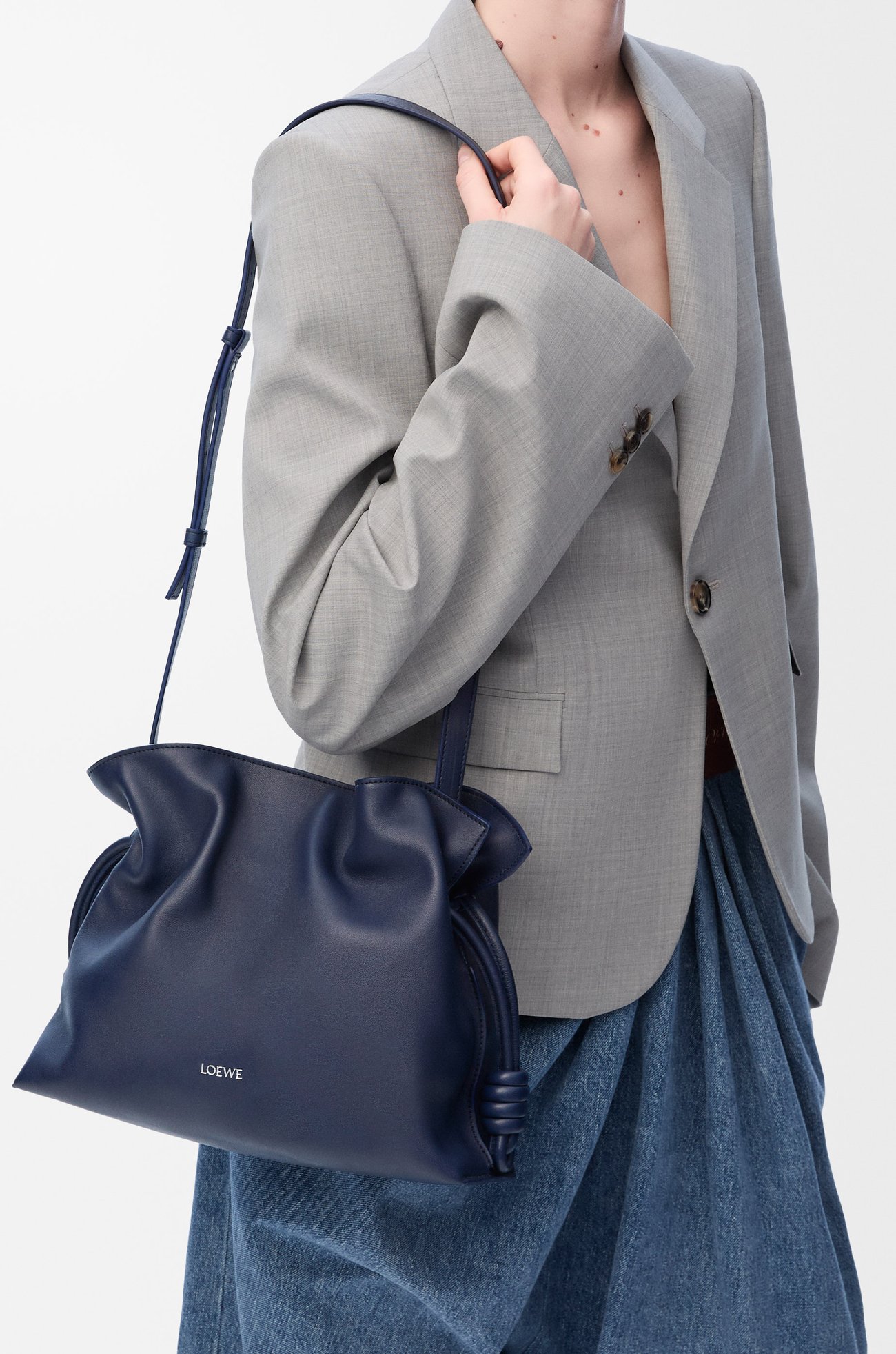 LOEWE Bolso Flamenco Clutch mediano en piel napa de ternera Azul Abismo plp_rd