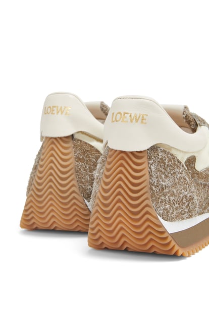 LOEWE Sneakers Flow Runner en nylon et cuir velours brossé VERT KAKI/BLANC DOUX plp_rd