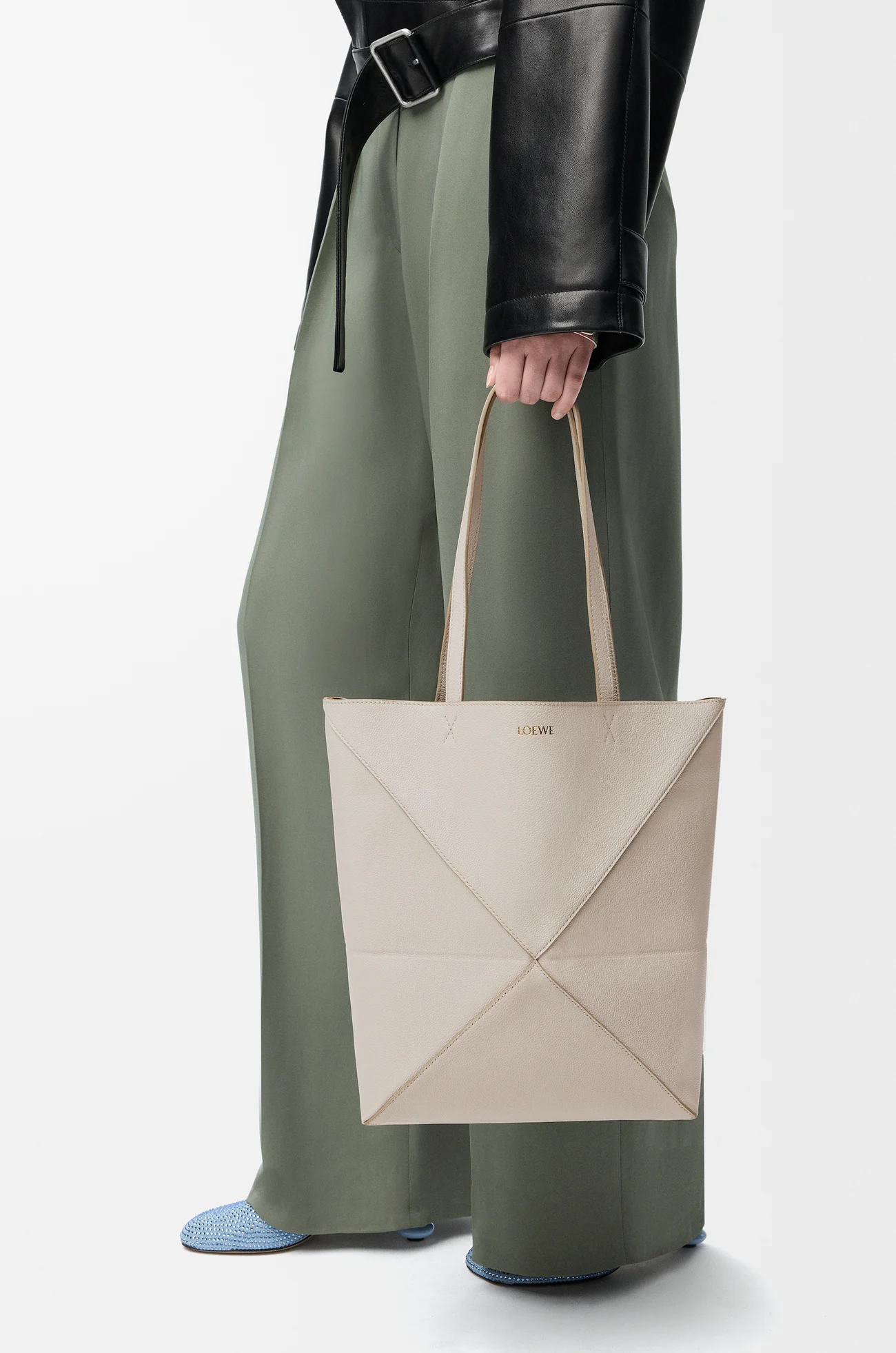 LOEWE Puzzle Fold tote moyen en cuir de veau grainé souple Light Ghost