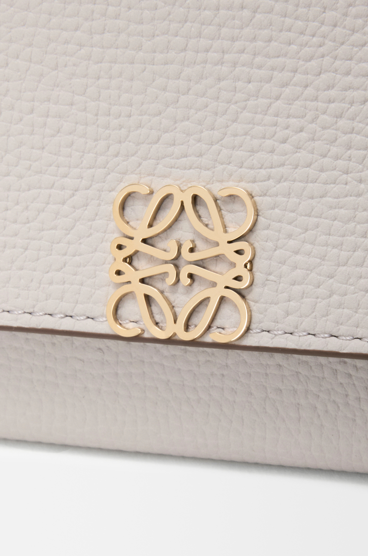 LOEWE Anagram Damenbörse aus Pebble Grain Kalbsleder Light Ghost