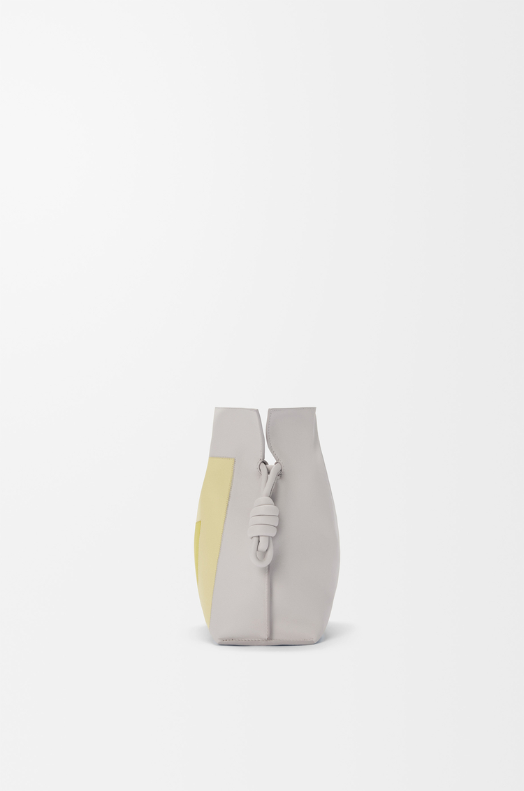 LOEWE Mittelgroße Flamenco Clutch aus Nappa-Kalbsleder Blassgrau/Heller Citrin